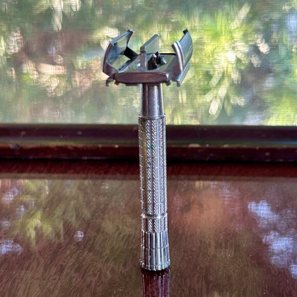 Vintage 1960s Gillette Super Speed Safety Razor - Picture 3 of 12